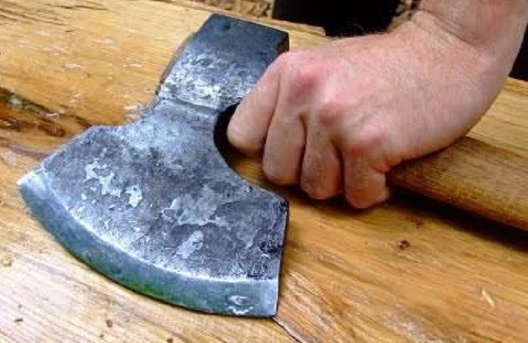 13 годишник со секира по глава нападнал жена, а потоа го прободел и нејзинот син