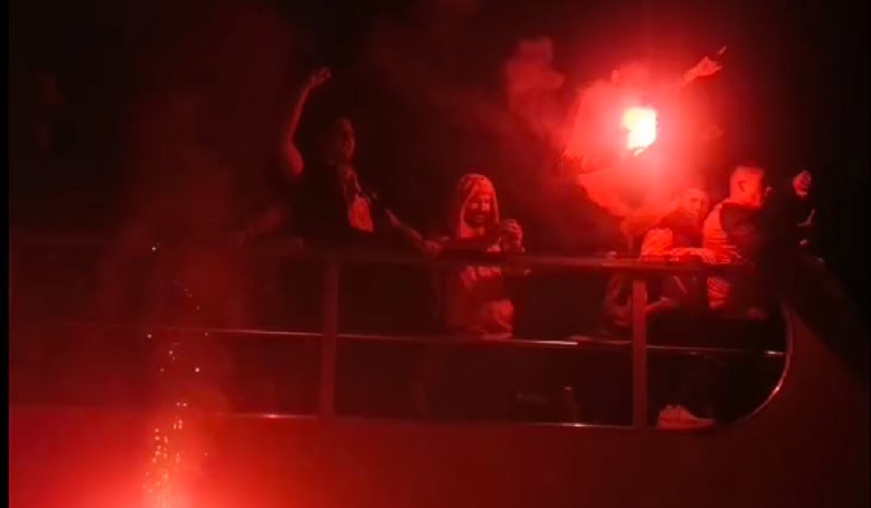 Црвено-црна прослава пред Порта Македонија (ФОТО)
