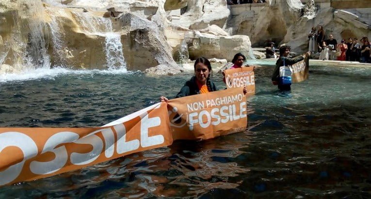 Еко-активисти ја поцрнија водата во познатата фонтана во Рим
