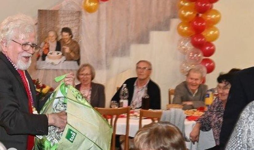 Евра летале во воздухот – Словенец за 80-от роденден во кафеана поделил 600.000 евра