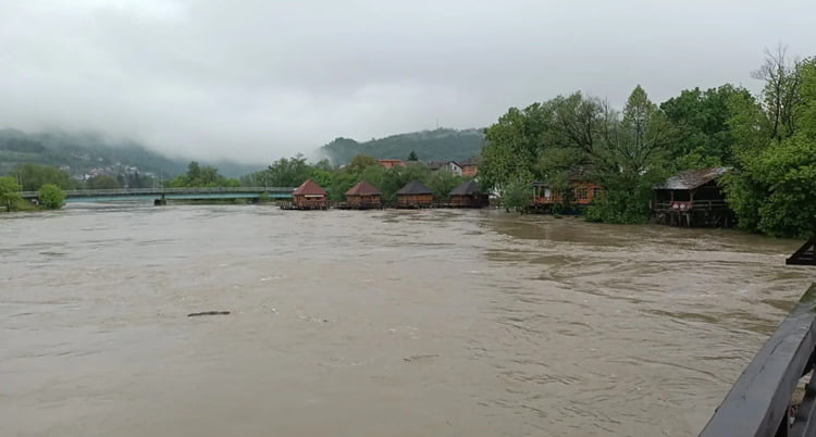 Големи поплави во западна Босна, стотици куќи под вода, жителите евакуирани