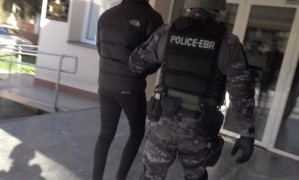 Гранични полицајци завршија во затворот во Шутка: примиле поткуп за да пропуштат возило без зелен картон
