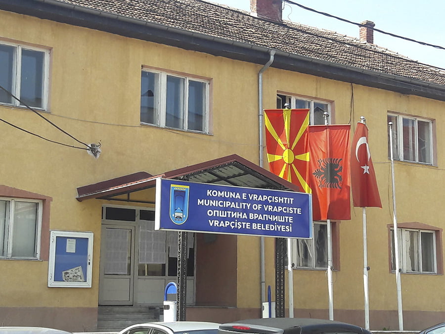 Маж ги заклучил вработените во општина Врапчиште и ги кршел канцелариите, полицијата го приведе