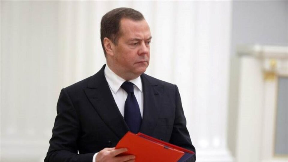 Медведев: Лондон де факто војува со Русија, британските власти се легитимна воена цел