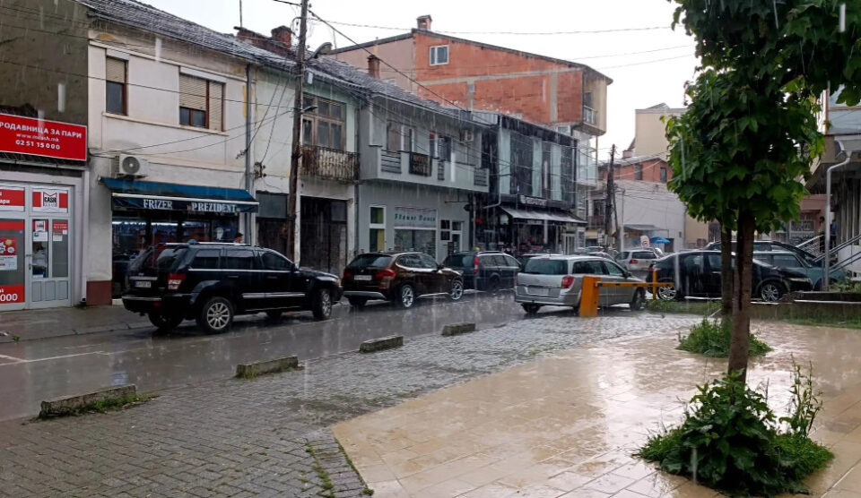 Невреме во Гостивар, поплавени се куќи и улици