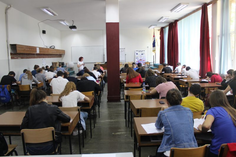 Нови списоци како српските, овојпат во Тетово – ги напишале 11-годишници, па ги оставиле во тоалетот