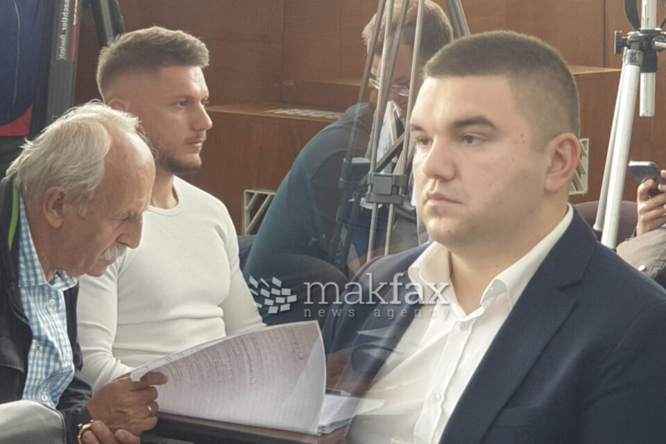 Пендиков во охридската судница влезе во костум, си седна до напаѓачот