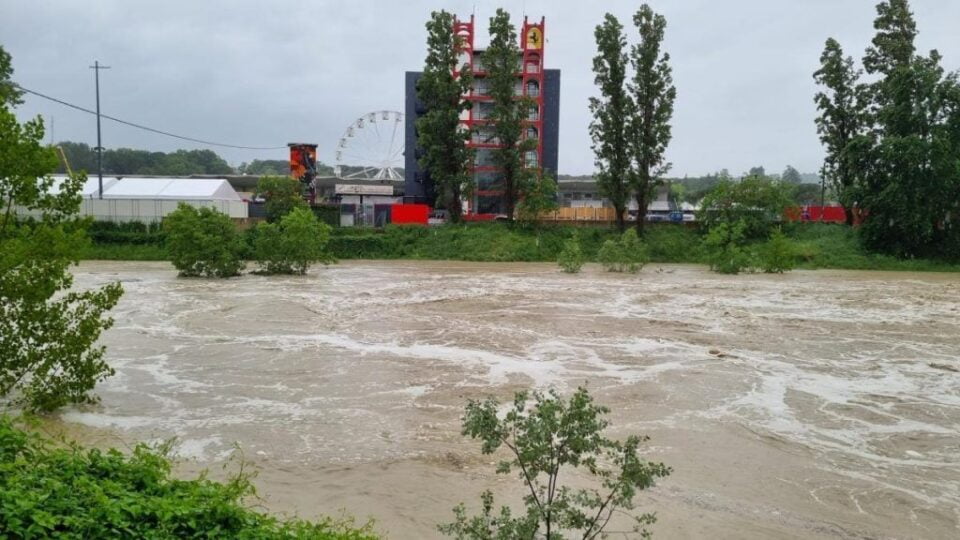 Поради поплавите, евакуација од патеката во Имола, неизвесно е одржувањето на Ф1-трката