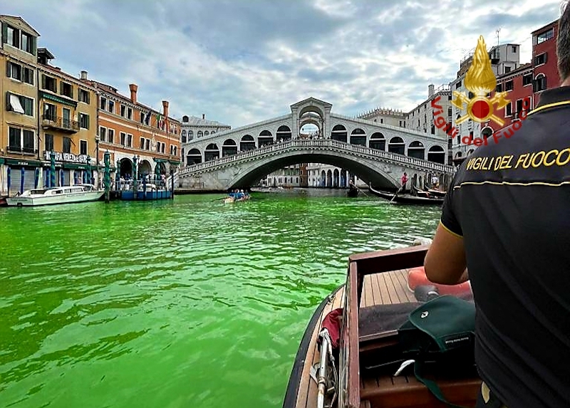 Позелене водата во каналот во Венеција, свикан итен состанок