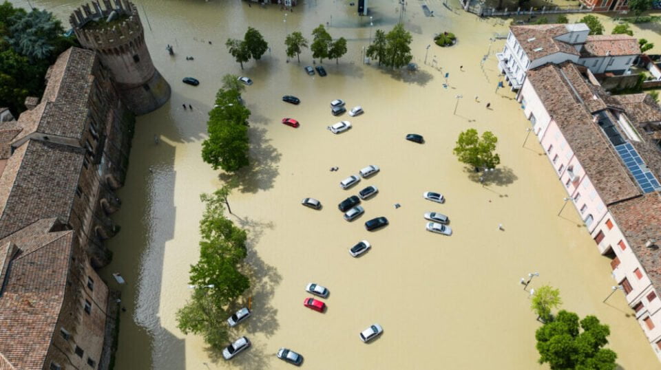 Расте бројот на жртвите од поплавите во Италија, пронајдени лица кои се удавиле во нивните куќи