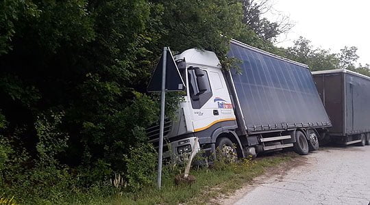 Сообраќајна несреќа кај Делчево: камион удрил во „мерцедес“, возач со тешки повреди е во болница