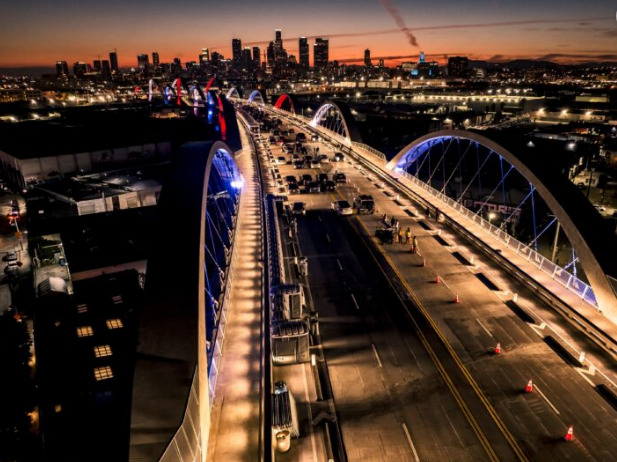 Тинејџер во Лос Анџелес паднал од мост додека се обидувал да се слика за социјални мрежи