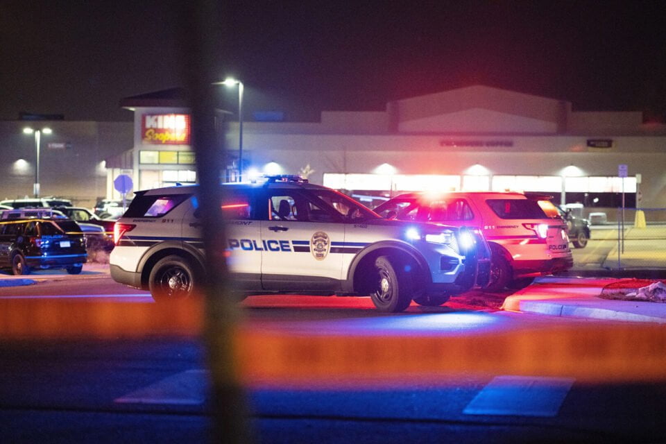 Три лица загинаа, двајца тешко ранети пренесени во болница по пукање во бар во Канзас Сити