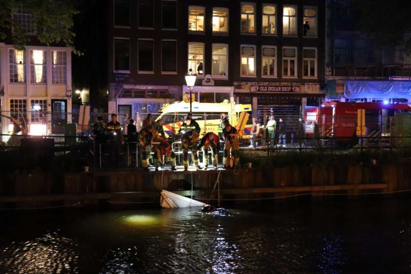 (ВИДЕО) Трагедија во Амстердам: Италијански фудбалер паднал во канал и загинал