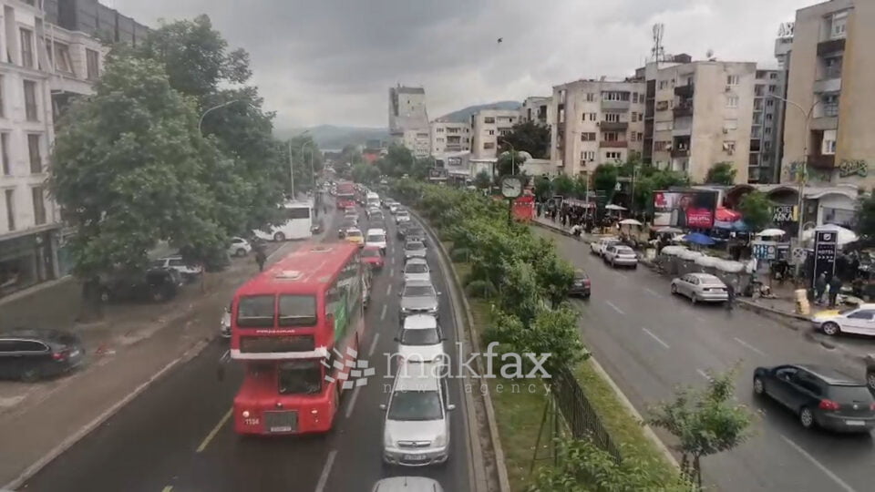 (Видео) Бит-пазар непрооден по пожарот на мостот кај Транспортен, Арсовска пак се крие од скопјани