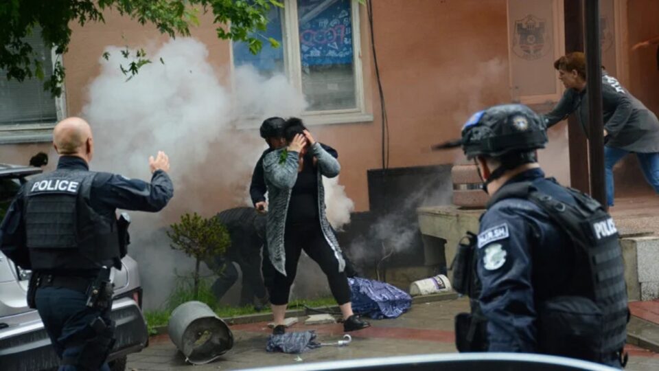 (Видео) Десеттина повредени во Звечан во судирот со косовската полиција
