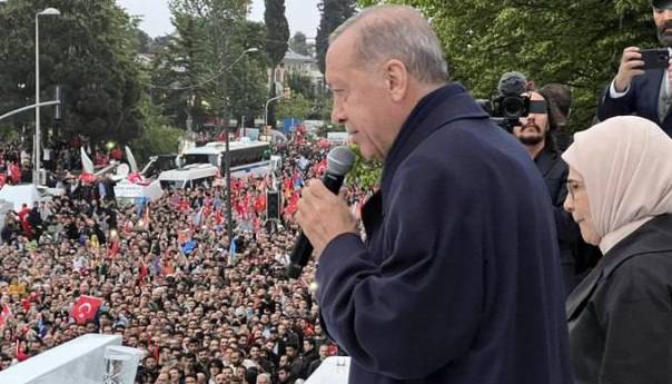 (Видео) Ердоган пее пред собраните поддржувачи – се слави победа
