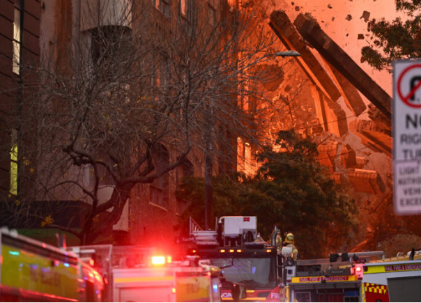 (Видео) Голем пожар во центарот на Сиднеј, гори повеќекатница: зградата почна да се урива, стотици луѓе евакуирани