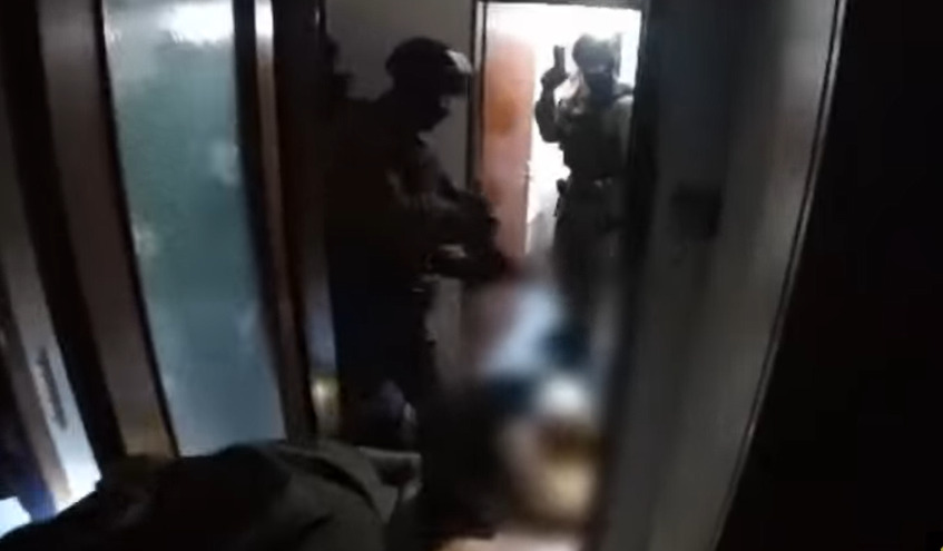 (Видео) „Лежи доле!“ – драматична снимка од апсењето на 37 криминалци од Балканот