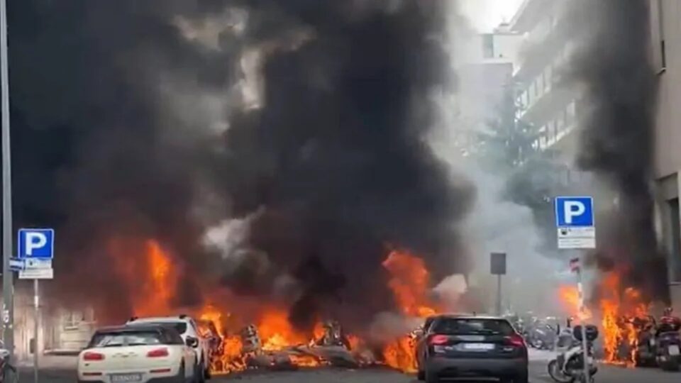 (Видео) Неколку автомобили во пламен по експлозија во Милано