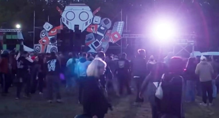 (Видео) Нелегален техно фестивал во Франција: 30.000 луѓе веќе пристигнале, истрагата е отворена