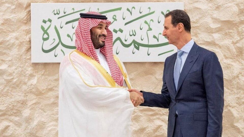 (Видео) Саудискиот принц го пречека сирискиот претседател: „Каков срам! Со прегратки и бакнежи го пречека криминалецот Асад“