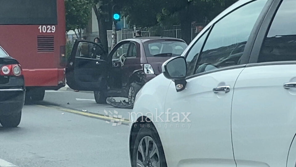 (Видео) Се судрија автобус на ЈСП и „пунто“ на „Партизанска“
