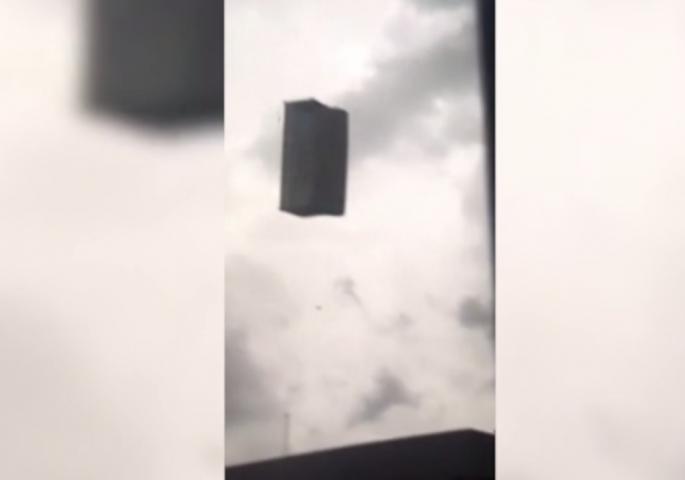(Видео) Силен ветер одвеа кауч од балкон на висококатница во Анкара