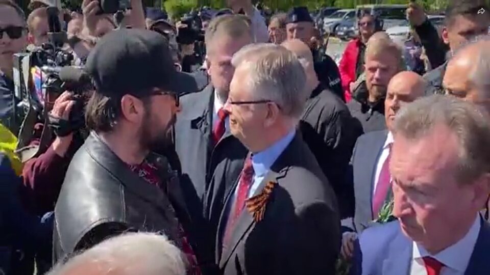 (Видео) Скандал во Варшава: Рускиот амбасадор спречен да положи цвеќе на воените гробишта