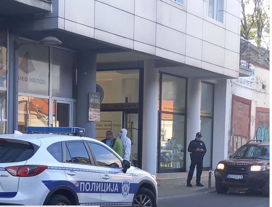 (Видео) Убиство и самоубиство во Нови Сад: влегол во салонот каде работела девојката и ја убил, па си пресудил