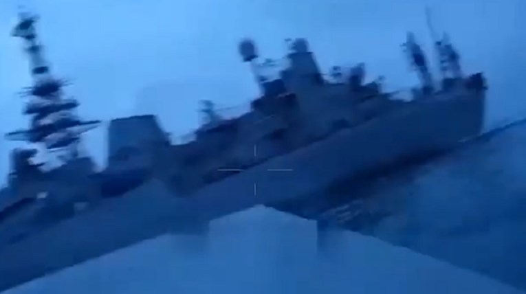 (Видео) Украина објави ново видео: „Пловечкиот дрон сепак удри во руски брод“