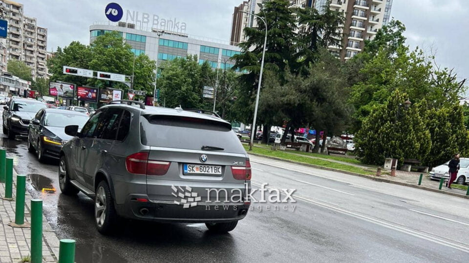 (Видео) Заменик-министерот Нухиу се паркира на булевар во спротивна насока, има флешери и се правда дека било инцидентно