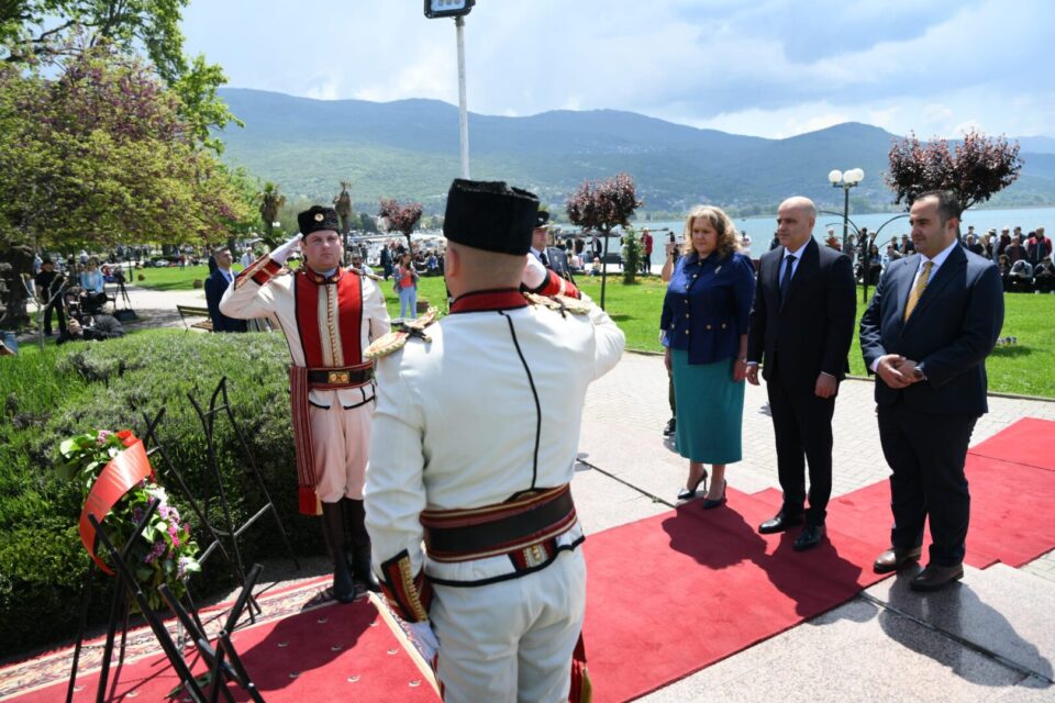 Владина делегација предводена од Ковачевски положи цвеќе на споменикот на светите Кирил и Методиј во Охрид