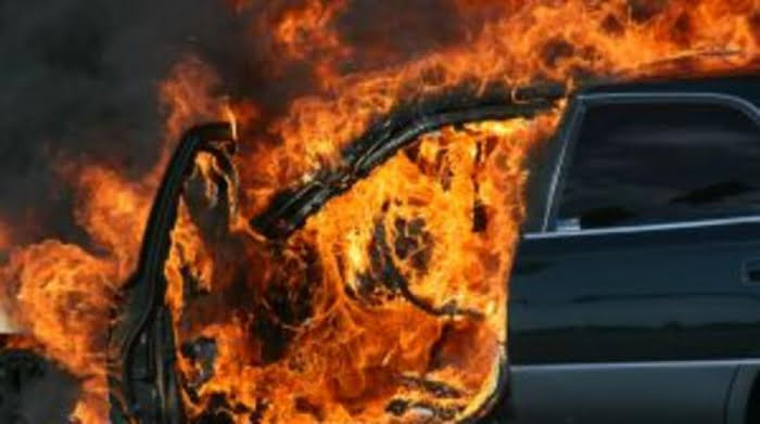 Запалено паркирано возило во Скопје, пожарот се проширил на друго