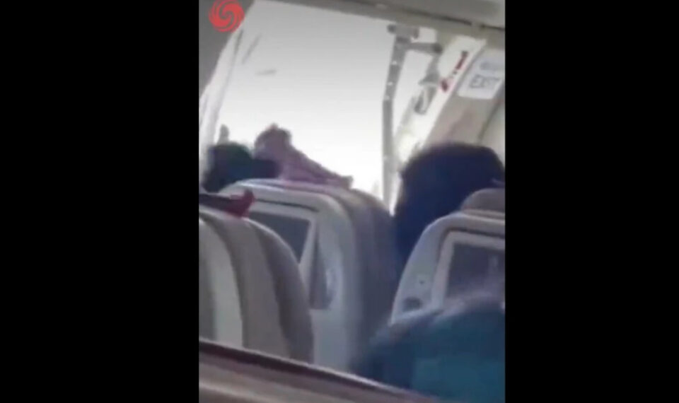 Ја отворил вратата на авионот зашто бил под стрес – мажот зборувал со полицијата по инцидентот