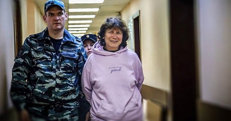 Ќе ѝ се суди на жената која остави порака на гробот на родителите на Путин:„Сте одгледале изрод и убиец“
