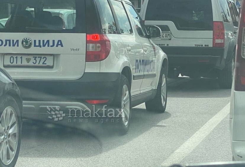 Џип каменуван на обиколница во Скопје, косовец барал спас во полицијата откако и син му бил повреден