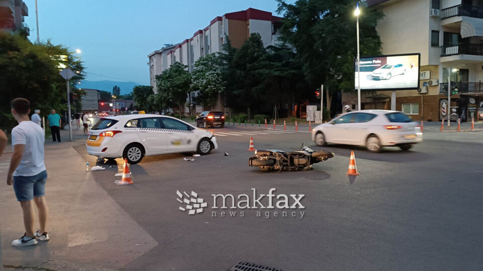 (Фото) Втора сообраќајка на „Рузвелтова“: се судрија такси и моторцикл
