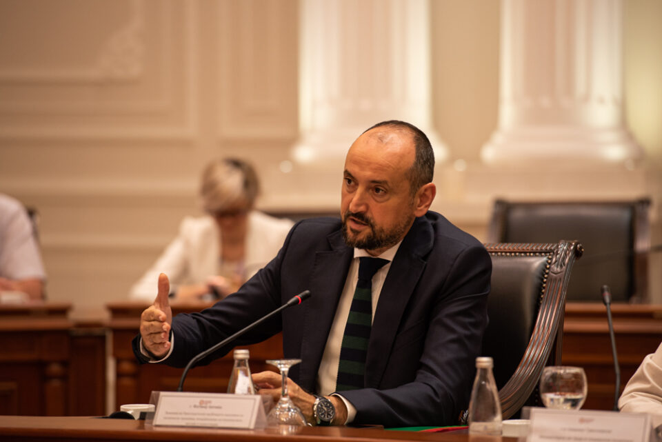 Мицкоски може да се коцка со сопствената, но не и со македонската иднина, порача Битиќи