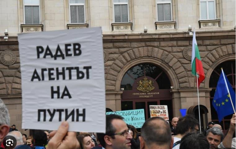 На протест во Софија демонстрантите го нарекоа претседателот Радев „агент на Путин“