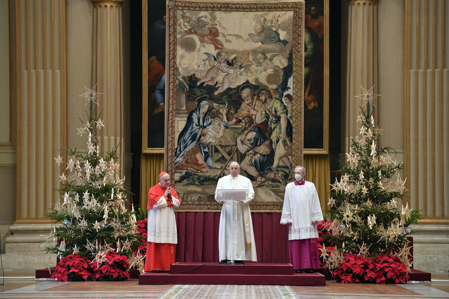Одржан ритуал за чистење на олтарот на папата, откако го осквернави гол маж