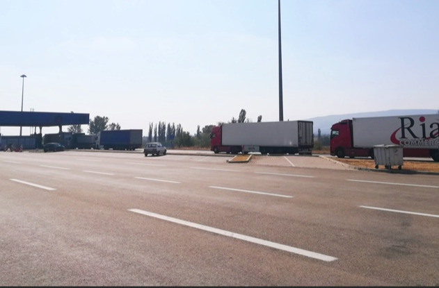 Приштина препорачува тие што сакаaт влез во Србија да поминат низ Македонија:  700 камиони се уште чекаат на паркинзите за да влезат во Косово