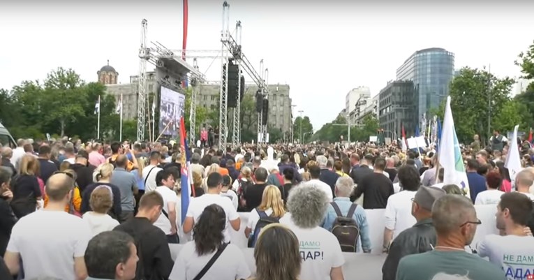 Протести во четири српски градови, Белград полн со народ: „Или насилството ќе сопре или Србија ќе сопре“