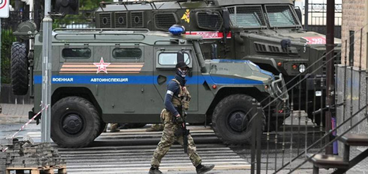 Тенкови низ улиците на Москва, граѓаните предупредени да не излегуваат од дома!