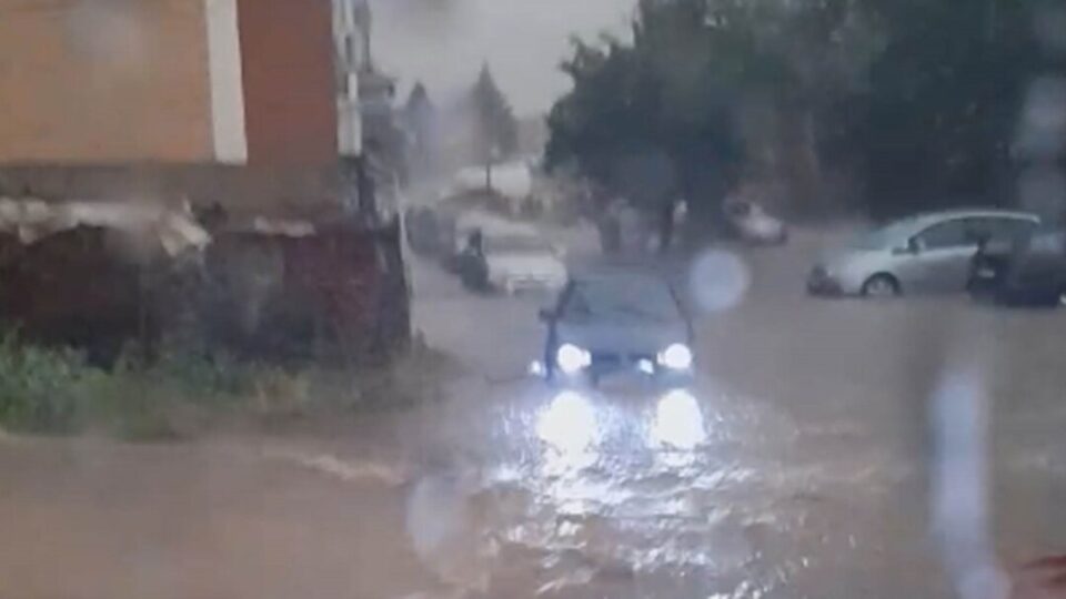 (Видео) ЦУК: Големо невреме во Делчево – врнежи од дожд и град, поплавени десетина објекти