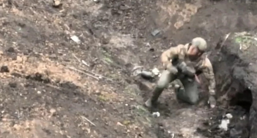 (Видео) Драматични сцени од предавање на руски војник: очекуваше напад од дрон, па го фрли оружјето и бараше милост