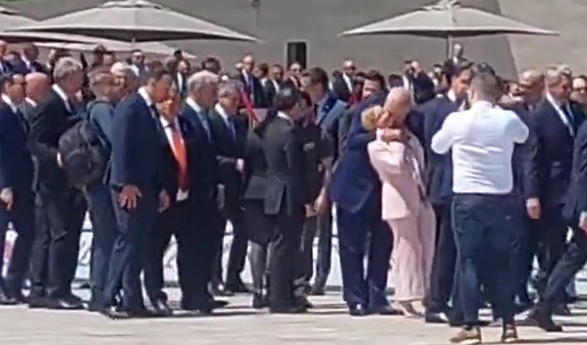 (Видео) Еди Рама ја зграпчи и ја бакна италијанската премиерка, опозицијата вели дека се однесувал како холивудска ѕвезда