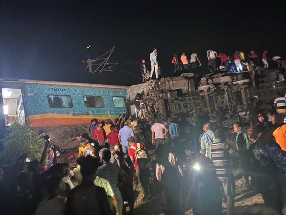 (Видео) Фатален судир на два воза во Индија – најмалку 30 луѓе загинаа, над 100 се повредени