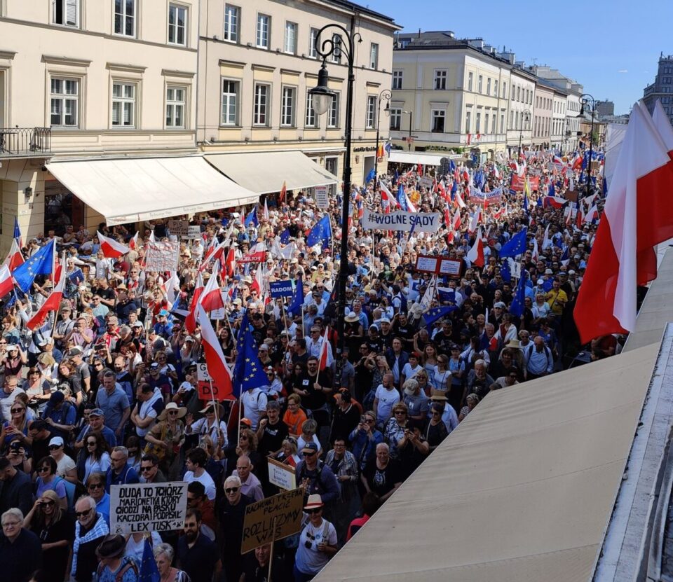 (Видео) Илјадници Полјаци излегоа на улица во Варшава на протест против власта