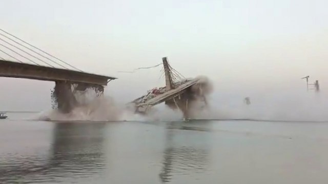 (Видео) Мост во Индија се урна втор пат за две години